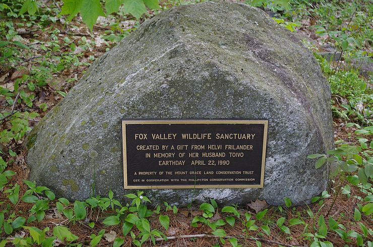 The plaque on a boulder, noting the gift by Helvi Frilander in memory of her husband Toivo